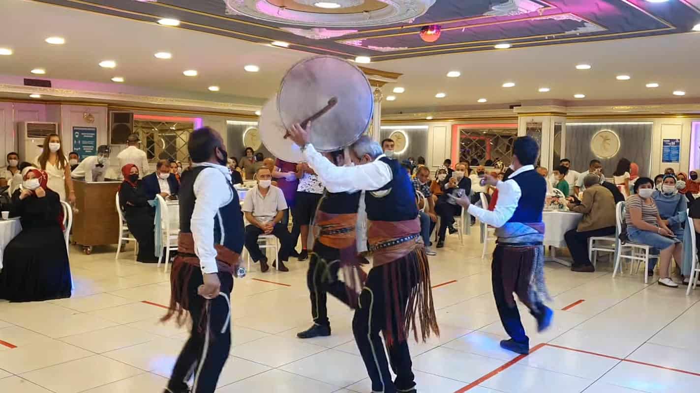 İletişim Geleneksel Eğlence